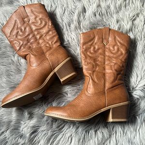 - never worn 
- size 9 women’s 
- tannish brown color 
- pointed toe shoes